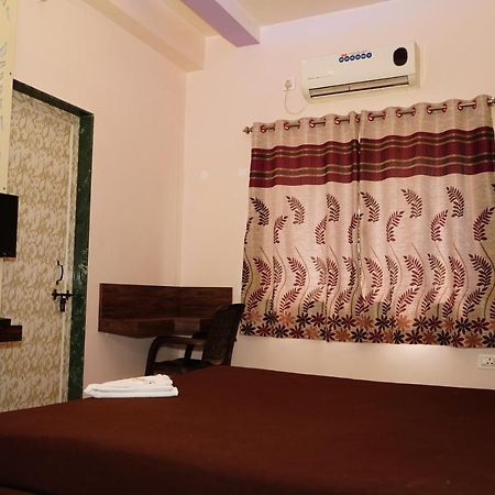 Yuvraj Lodge Osmanabad Esterno foto