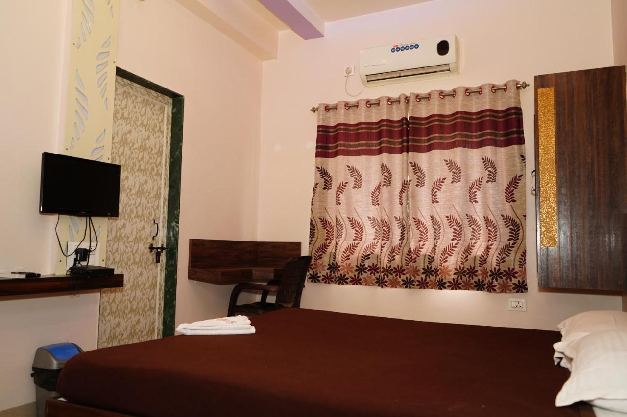 Yuvraj Lodge Osmanabad Esterno foto
